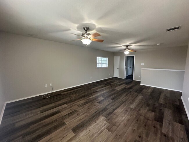 Building Photo - **Available 6/6/25**