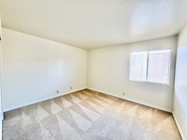 Building Photo - Lovely 2 Bed, 2 Bath Upstairs Condo for Rent in Guard Gated Community!