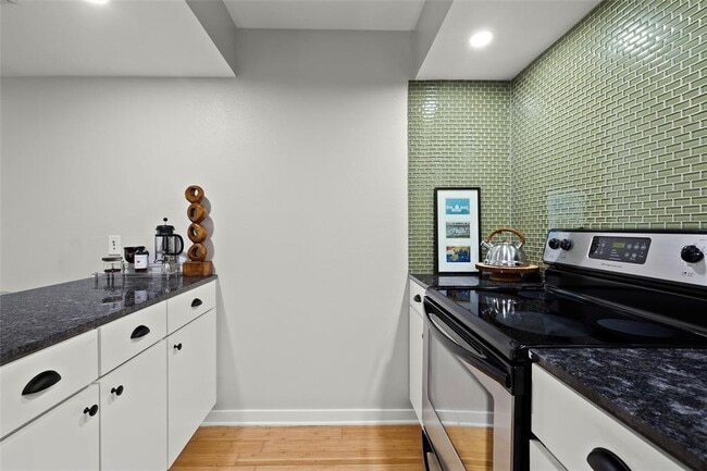 Building Photo - 2200 Dickson Dr