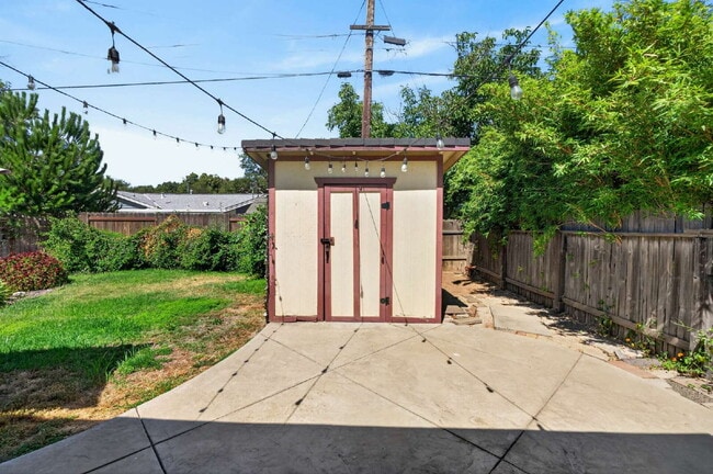 Building Photo - Spacious 4-Bed Oasis with 2 Full Baths