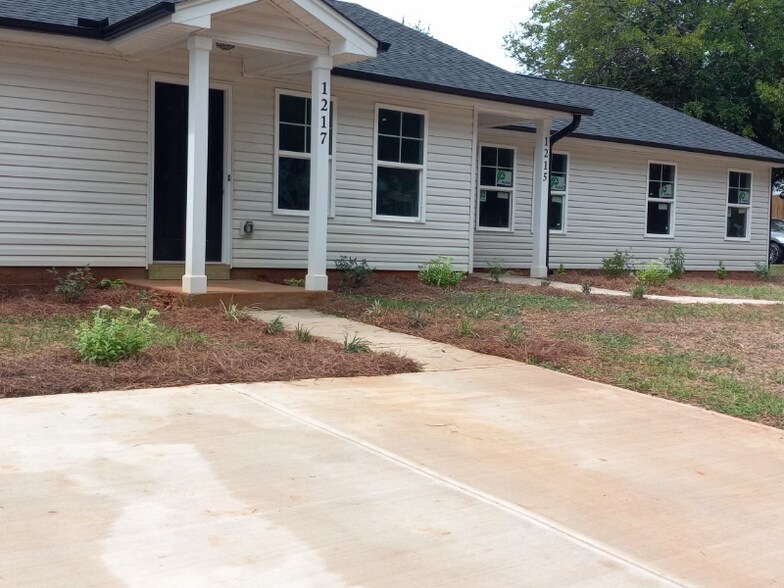 Building Photo - 1215 Collins Dr