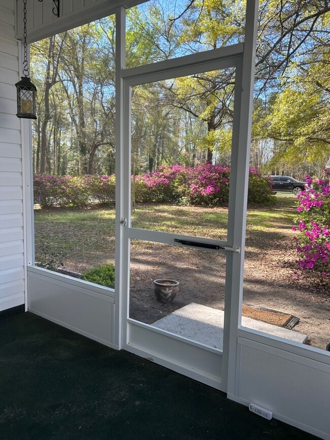 Building Photo - 2099 Oak St