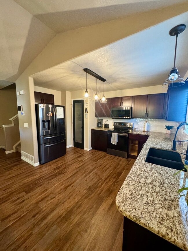 Building Photo - Lovely 3 bedroom/3 car tandem garage home ...