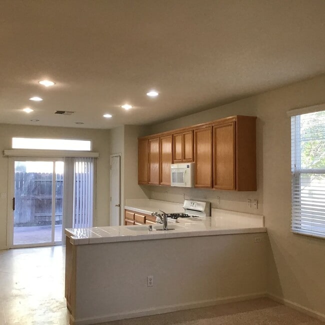 Building Photo - Beautiful Natomas area home on corner lot