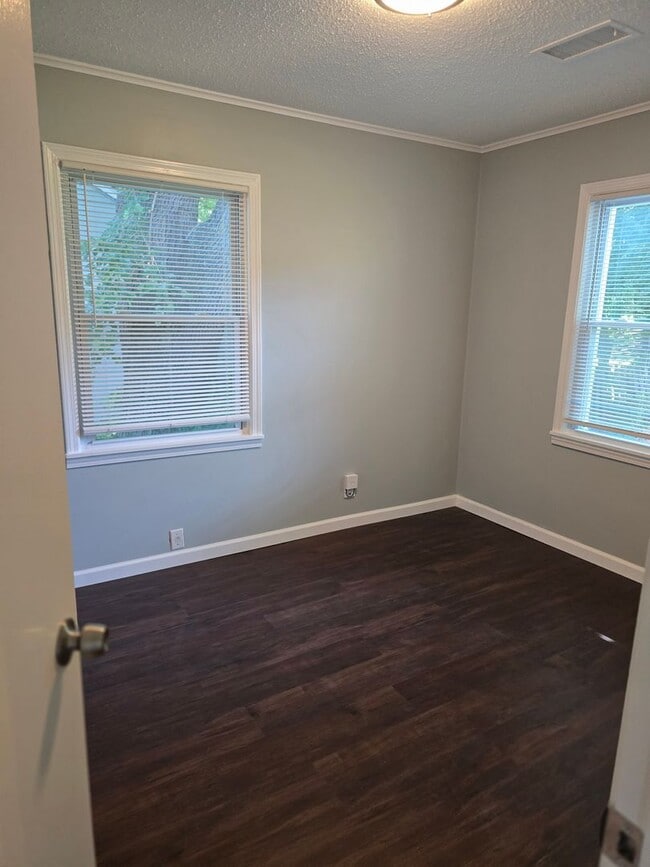 Building Photo - Newly Renovated 2 bedroom in Roeland park