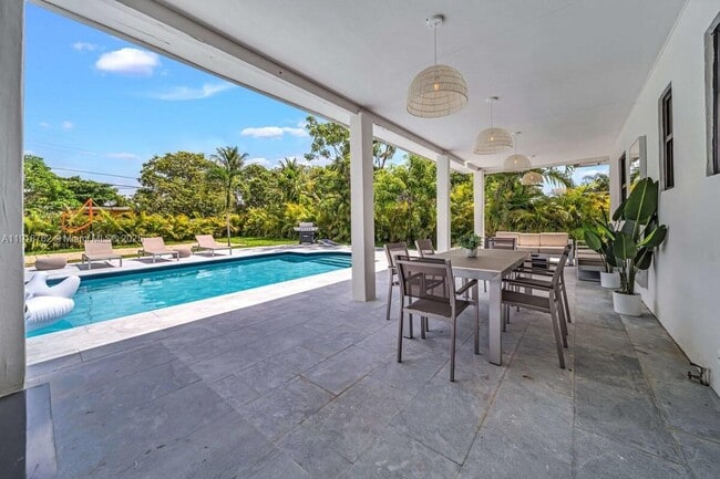 Building Photo - 305 NW 124th St