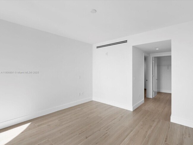 Building Photo - 9901 W Bay Harbor Dr