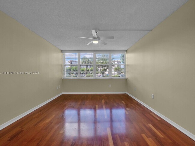 Building Photo - 1000 St Charles Pl