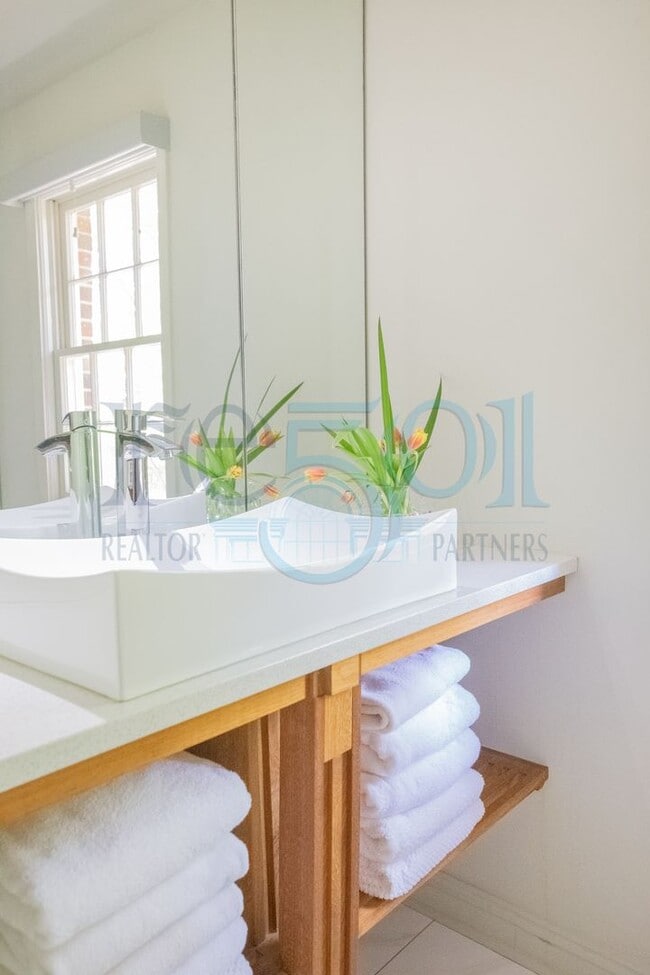 Building Photo - Elegant, updated Pleasant Valley townhome in the heart of WLR