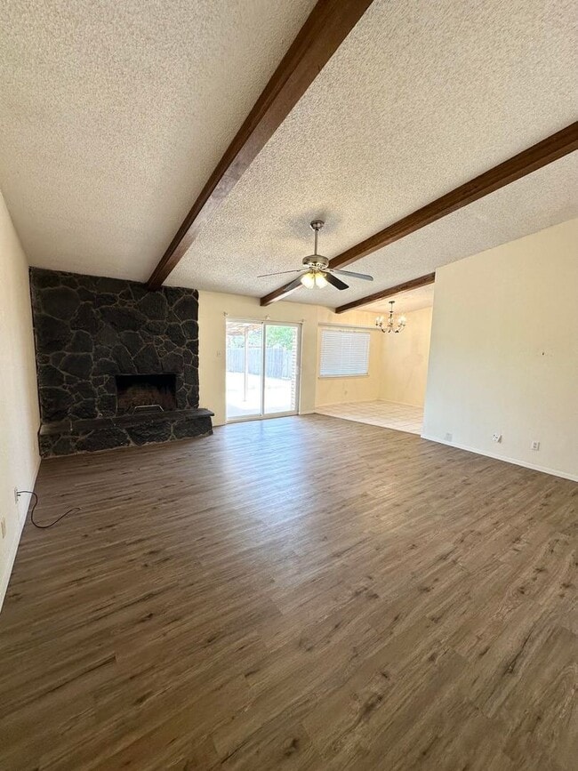 Building Photo - 3 Bedroom 2 Bathroom For Rent