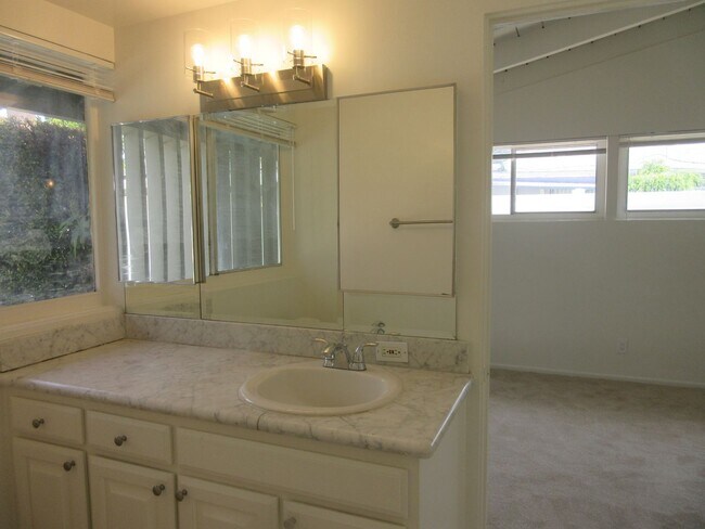 Building Photo - Book your appointment today for this cozy ...