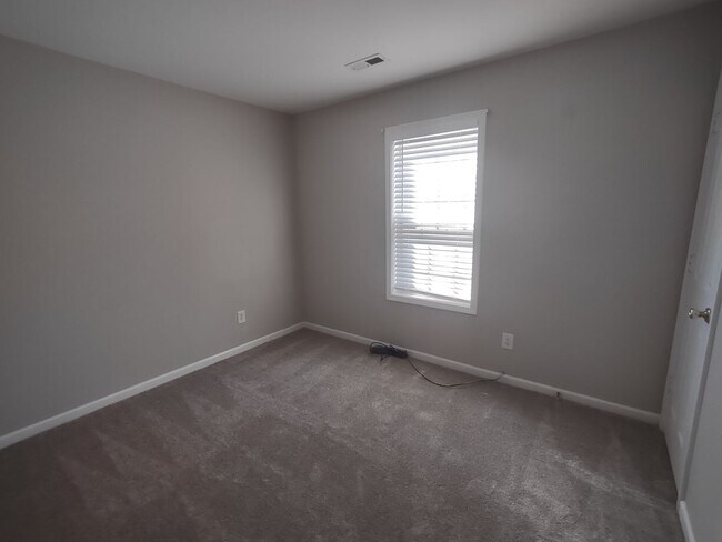 Building Photo - Pristinel Ranch Style Home located in the ...