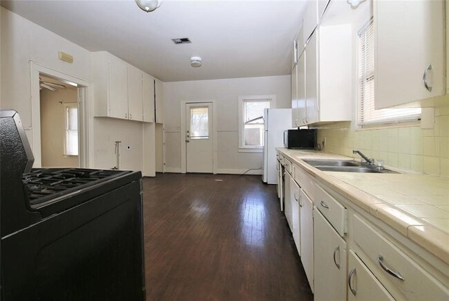 Building Photo - 1210 La Rue St