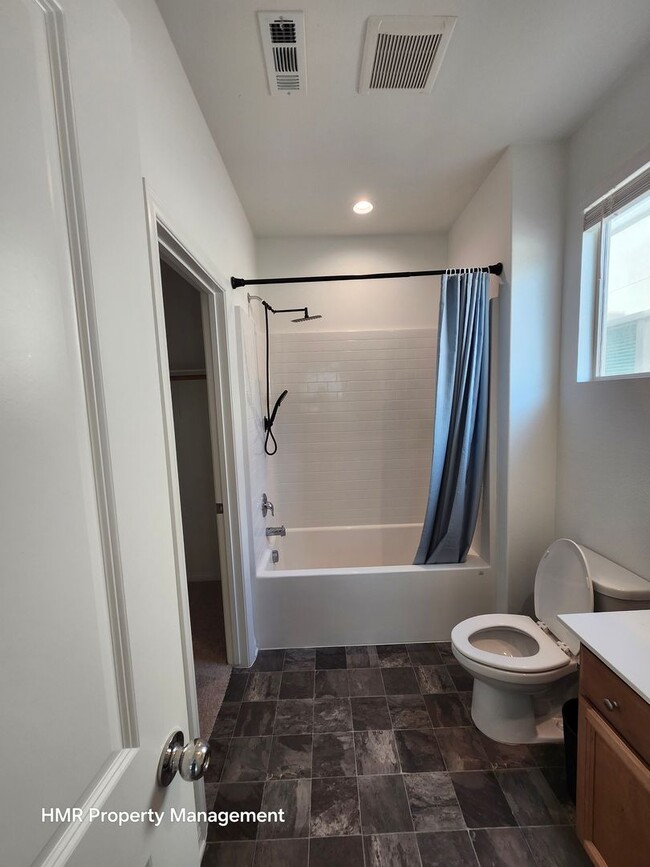 Building Photo - Beautiful two story 5 bedroom in ontario R...