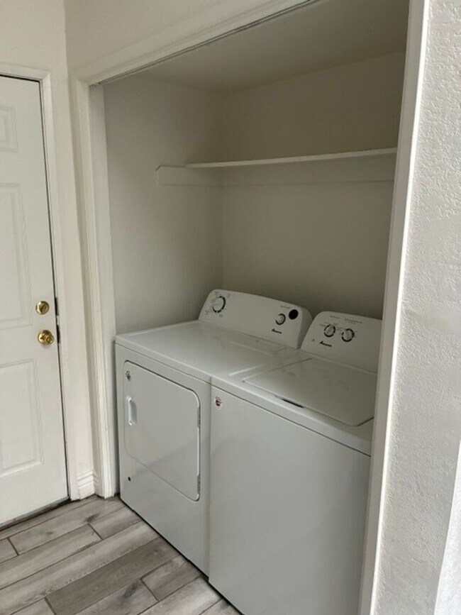 Building Photo - 1 Bedroom Condo with Fireplace, Private Patio, Pool Access & Washer/Dryer Included