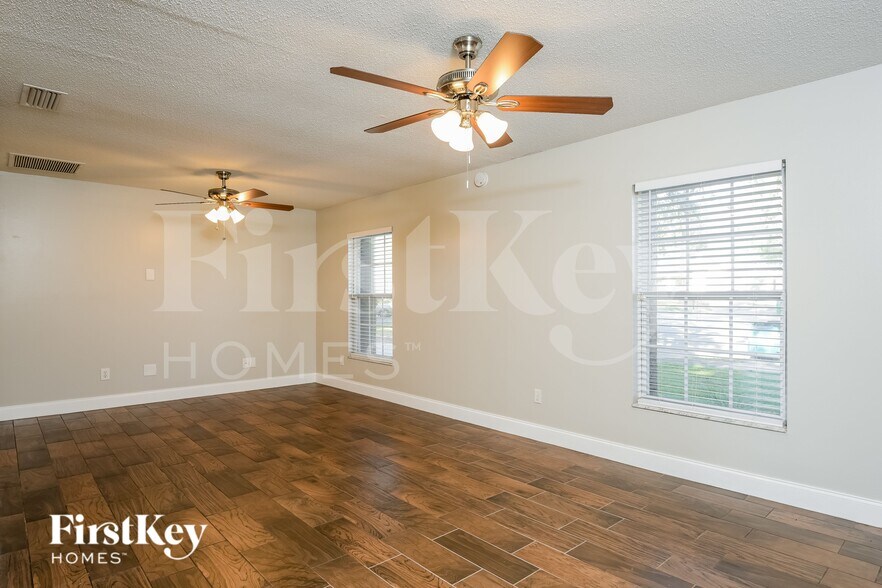 Building Photo - 585 Walden Ct