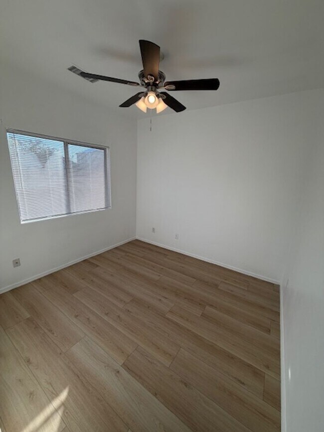 Building Photo - MOVE IN SPECIAL! Charming 3 Bed, 2 Bath in Surprise