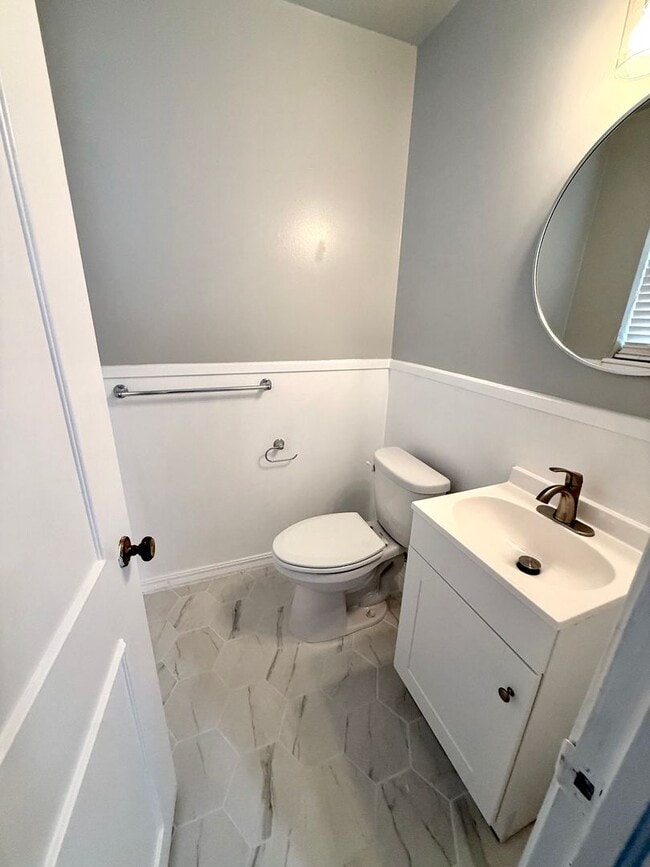 Building Photo - Charming 3 BD 1.5 BA w/ Bonus Room in the ...