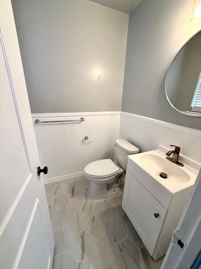 Building Photo - Charming 3 BD 1.5 BA w/ Bonus Room in the Village!!