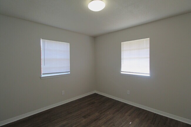 Building Photo - North Pensacola 2BR Duplex Near UWF & I-10 with All-Electric Living, Eat-In Kitchen & Washer/Drye...