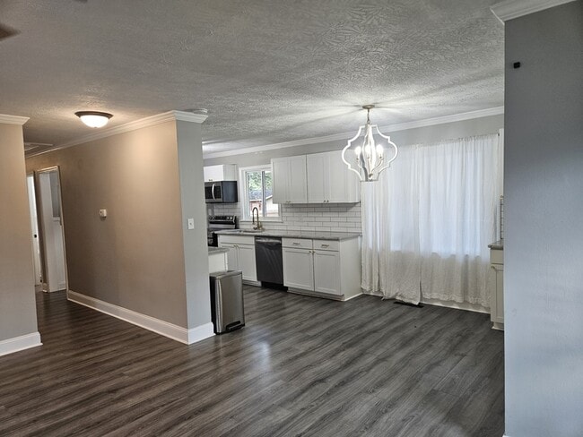 Building Photo - 1818 Cherokee Dr