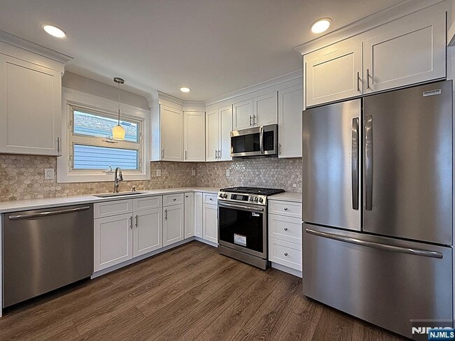 Building Photo - 682 Valley Brook Ave