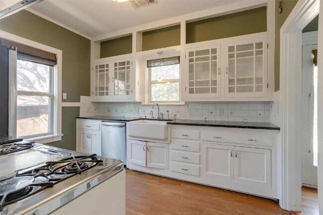 Building Photo - Charming home in Coveted Berkeley Place!