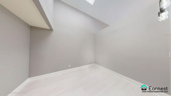 Building Photo - Spacious 2-Bedroom Upper-Level Condo in Pr...