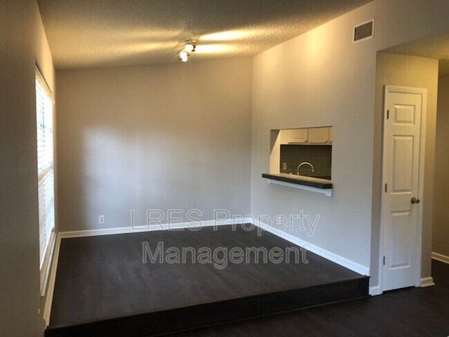Building Photo - 1406 Northlake Dr