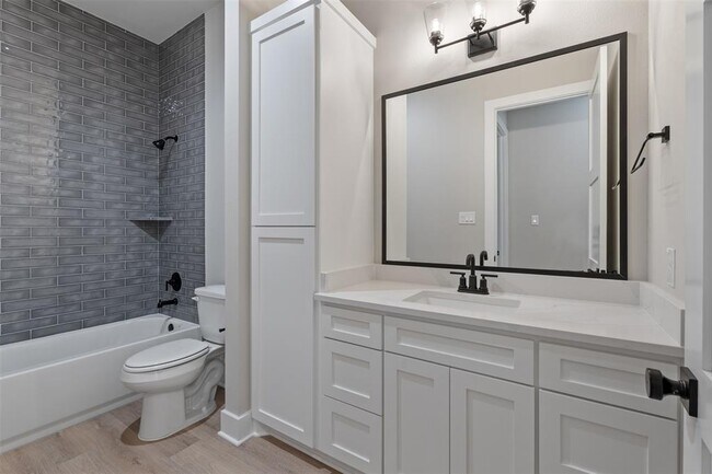 Building Photo - 15109 Paradise Ct