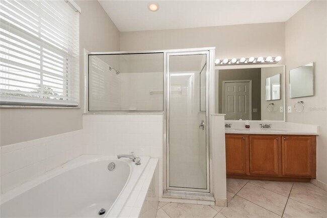 Building Photo - 710 Paris Dr