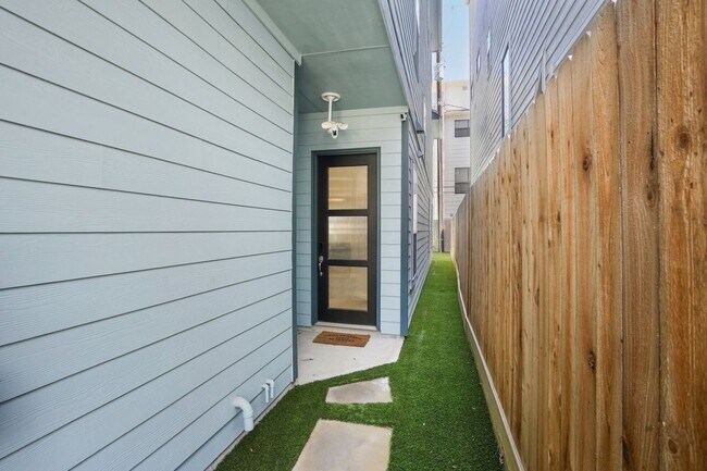 Building Photo - 1203B Crocker St