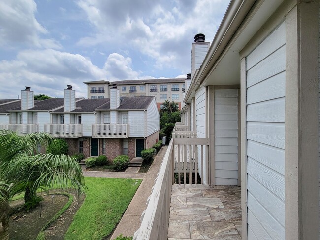 Building Photo - Medical Center Living at Its Best – Poolsi...