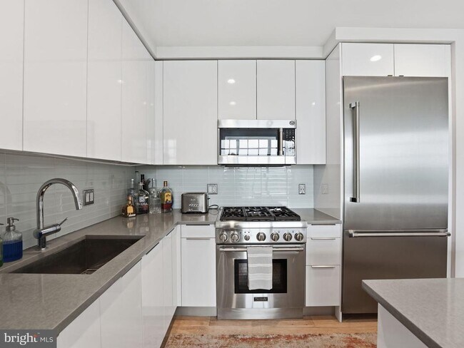 Building Photo - 45 Sutton Square SW