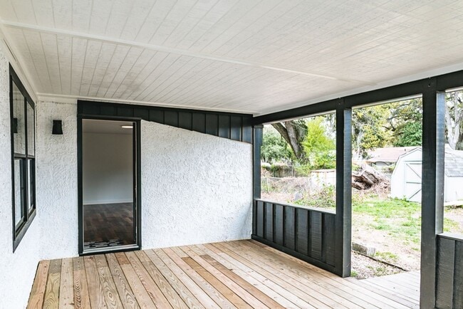 Building Photo - 3BR Home in Shell Point – Sunroom | Garage | Prime Location