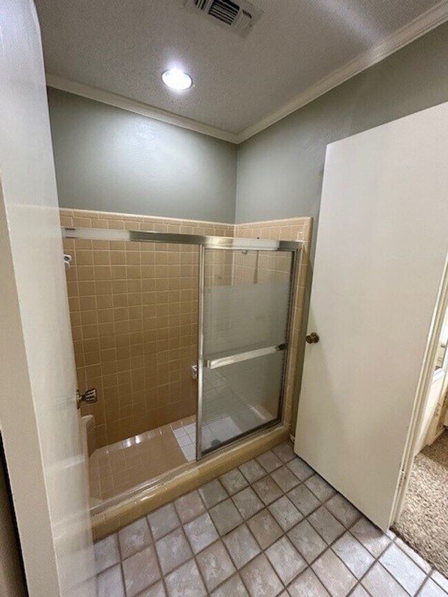 Building Photo - Spacious Midway ISD Home
