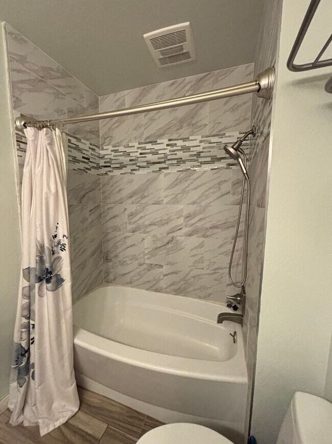 Building Photo - STUNNING NEWLY REMODELED CONDO WITH POOL &...