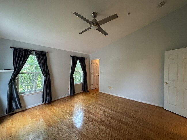 Building Photo - Beautiful 2 Bed 2 Bath End-Unit Townhome I...