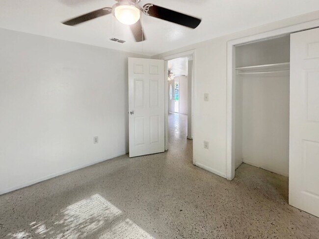 Building Photo - Pet-Friendly Rental Between University Pkw...