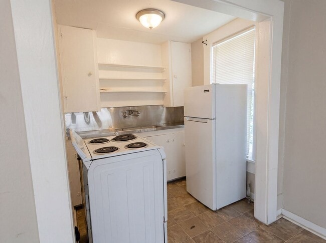 Building Photo - Affordable & Ultra-Clean Highland Studio Apartment