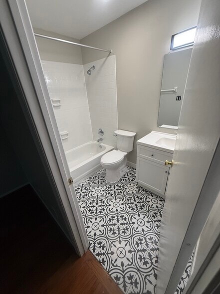 Building Photo - 2308 Gladstone Ave