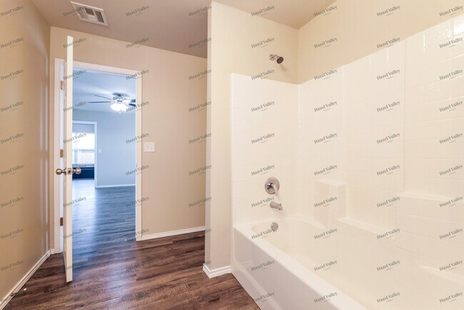 Building Photo - 9900 Jackrabbit Rd