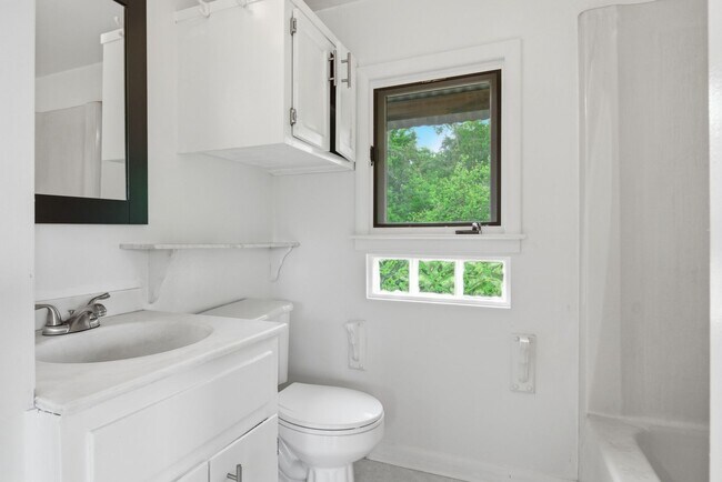 Building Photo - Spacious 4-Bedroom Pet Friendly Home in a Peaceful Rural Setting