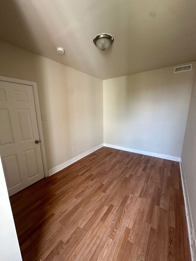 Building Photo - 3 BED 1 BATH HOME FOR RENT