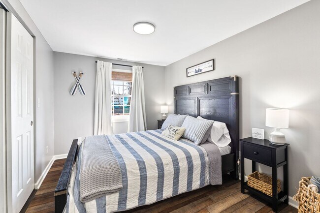 Building Photo - Fully Furnished 3 Bedroom Lakefront Home on Indian Lake