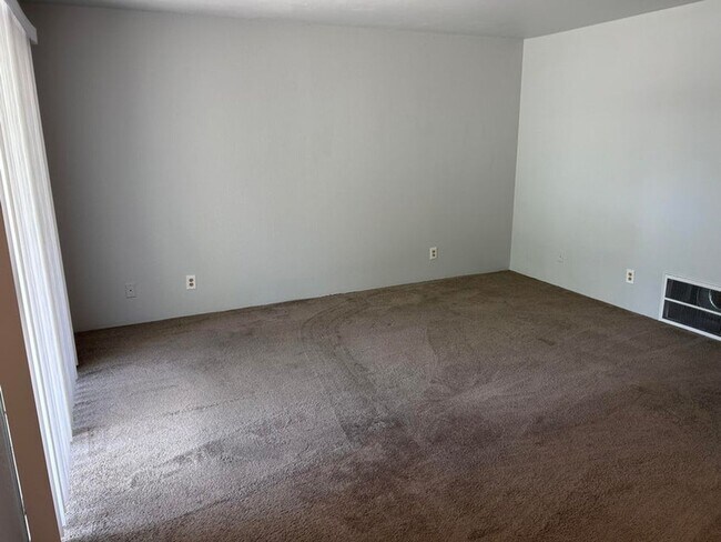 Building Photo - 400 S Saliman Rd