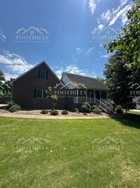 Building Photo - Stylish and Spacious 4-Bed Home with Scree...