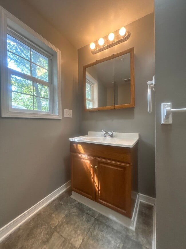 Building Photo - Adorable 3 bedroom 1 bath house