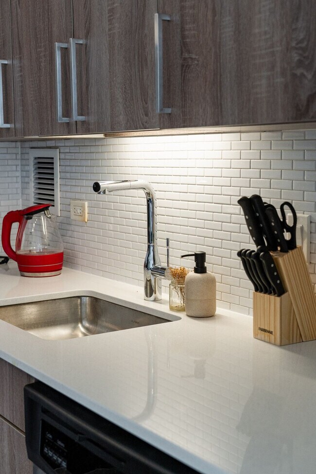 Building Photo - 901 S Ashland Ave