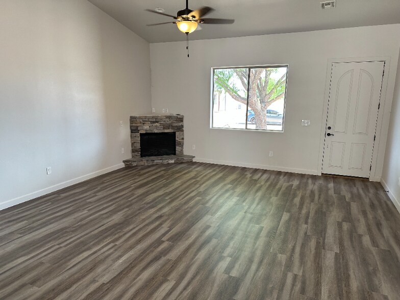 Building Photo - 1034 E Adams St